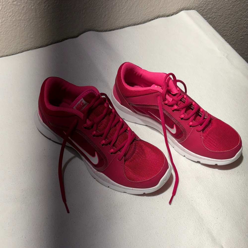 Nike Women's Bright Pink Athletic Running Shoes